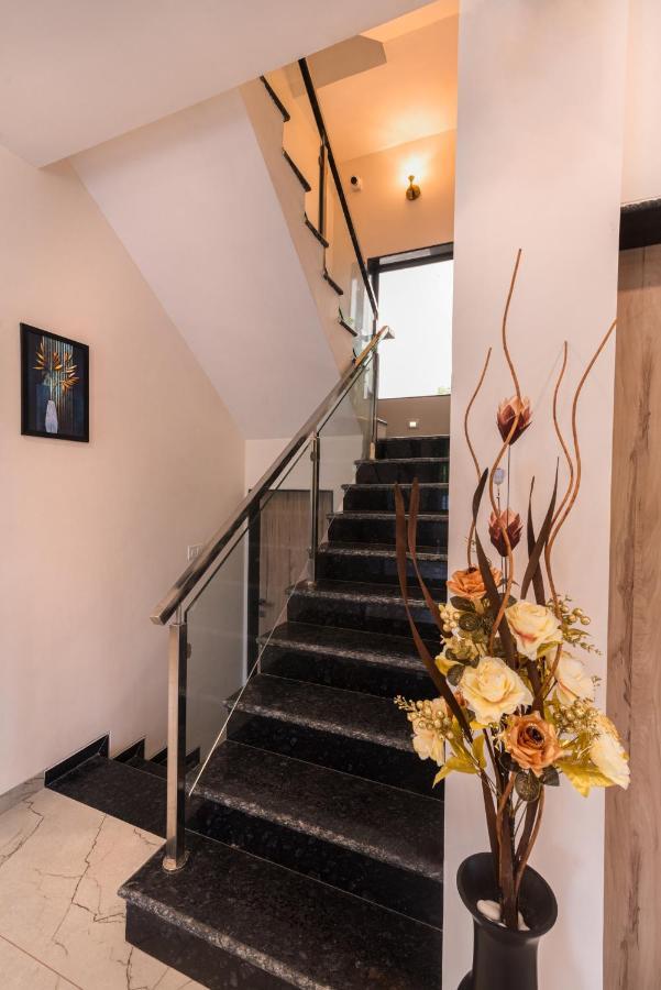 Saffronstays Aster, Plunge Pool Villa With Garden, 로나발라 외부 사진